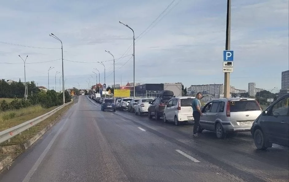 Черга на АЗС у Севастополі / Фото: Telegram-канал "Кримський вітер"