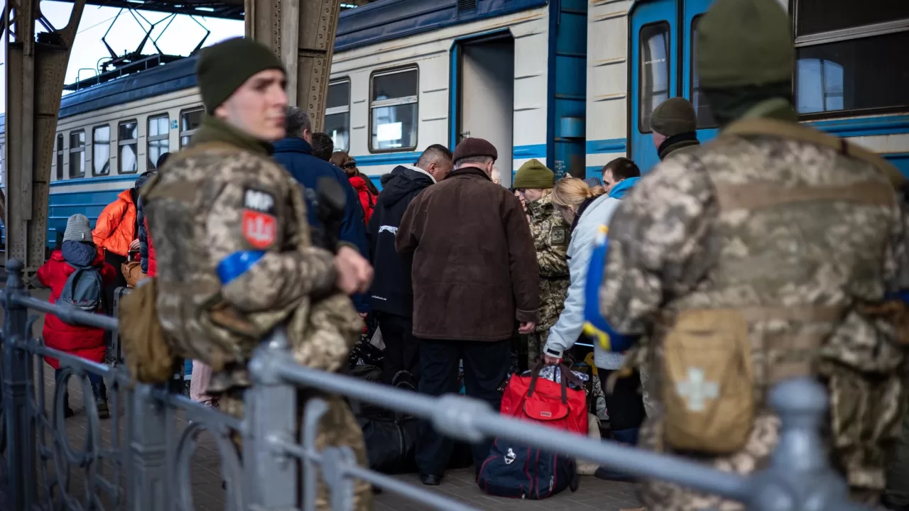 Прикордонники перевіряють документи біженців, які тікають до Європи у Львові. Ілюстративне фото / Фото: DepositPhotos