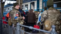 Пограничники проверяют документы беженцев, направляющихся в Европу, во Львове. Иллюстративное фото / Фото: DepositPhotos