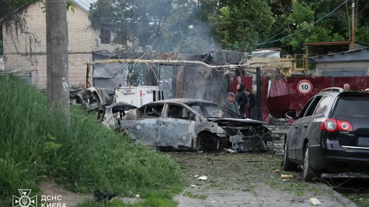 Знищені автівки внаслідок атаки на Київ 2 червня / Фото: ДСНС