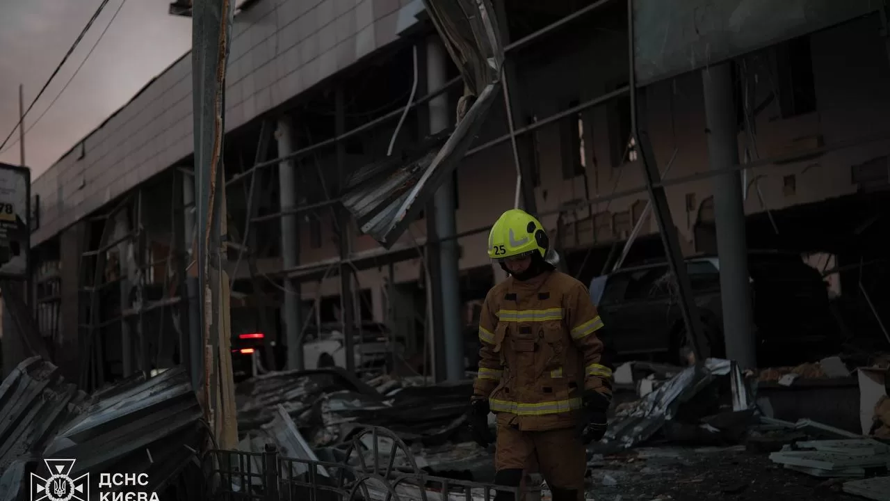 Рятувальник на місці атаки на Київ 2 червня / Фото: ДСНС