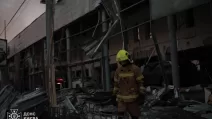 Рятувальник на місці атаки на Київ 2 червня / Фото: ДСНС
