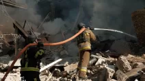 Рятувальники на місці обстрілу у Києві / Фото: ДСНС