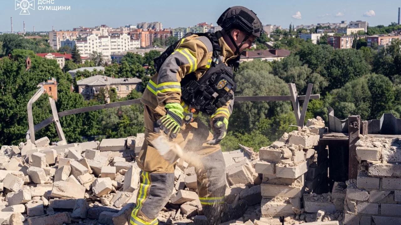Рятувальник на місці удару по будинку в Сумах / Фото: ДСНС