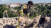 Спасатель на месте удара по дому в Сумах / Фото: ГСЧС