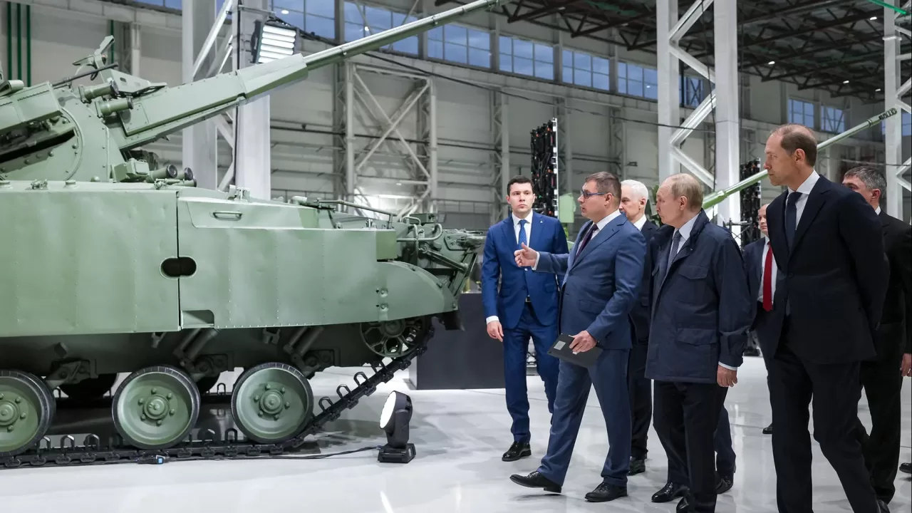 Путін на заводі з виробництва військової техніки / Фото: AFP