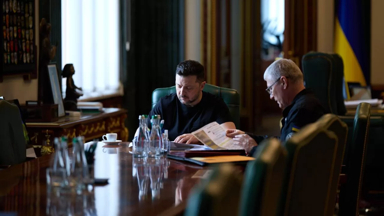 Президент України Володимир Зеленський слухає доповідь начальника Головного управління розвідки Міноборони Олега Іващенка / Фото: ОПУ