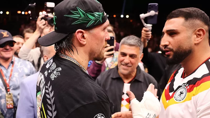 Олександр Усик і Агіт Кабаєл / Фото: wbcboxing.com