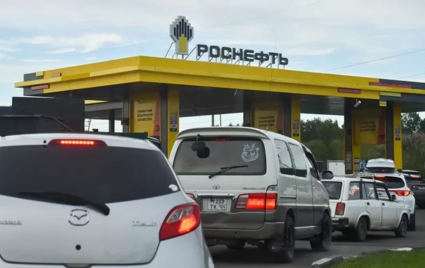 Черга на заправку «Роснефти» / Фото: РосЗМІ