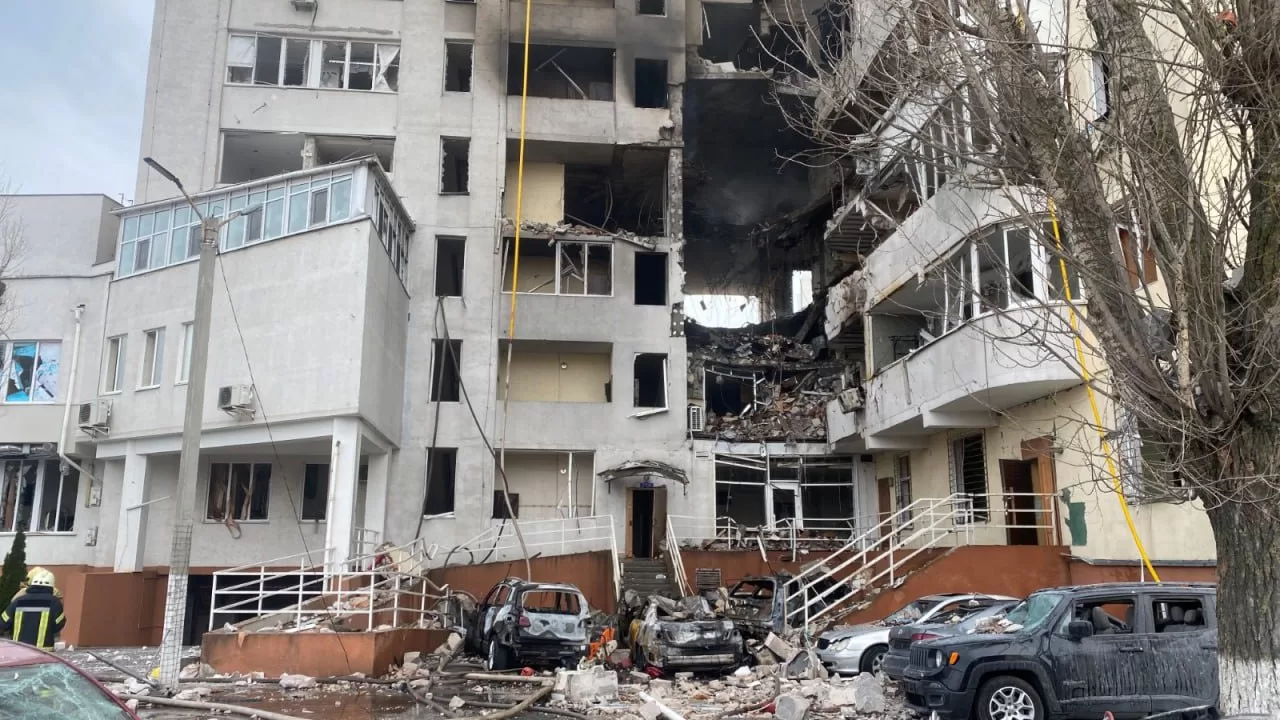 Наслідки ракетного удару по ЖК “Тірас”. 23 квітня 2022 / Фото: Нацполіція