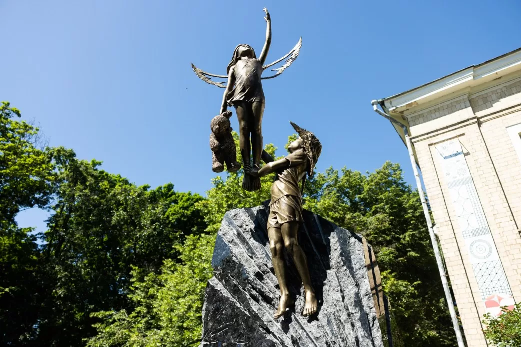 Пам'ятник дітям, які загинули в результаті збройної агресії РФ, Харків / Фото: Офіс президента