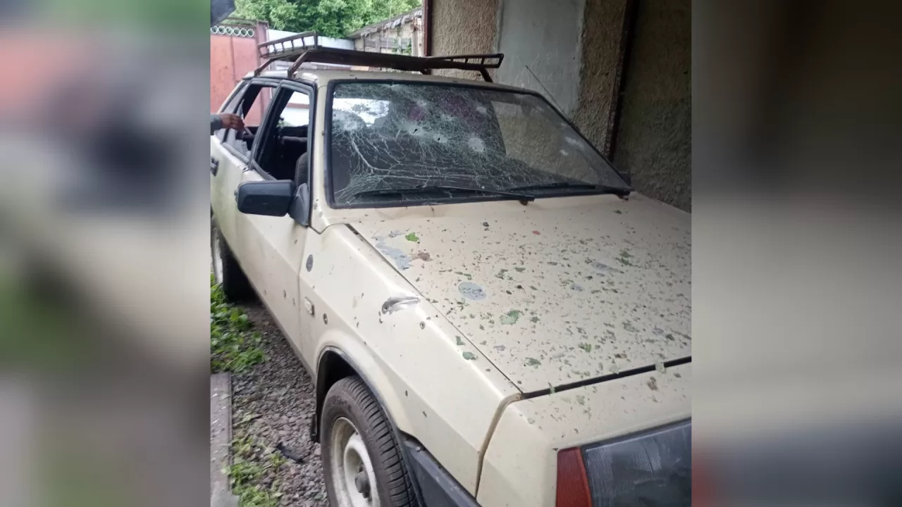 Пошкоджена російським дроном автівка / Фото: Дергачівська МВА