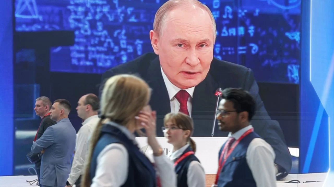 Участники проходят мимо экрана, на котором изображен Владимир Путин, на площадке Санкт-Петербургского международного экономического форума (СПИЕФ) в Санкт-Петербурге, Россия, 3 июня 2026 года / Фото: REUTERS/Анастасия Барашкова