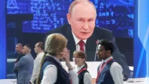 Участники проходят мимо экрана, на котором изображен Владимир Путин, на площадке Санкт-Петербургского международного экономического форума (СПИЕФ) в Санкт-Петербурге, Россия, 3 июня 2026 года / Фото: REUTERS/Анастасия Барашкова