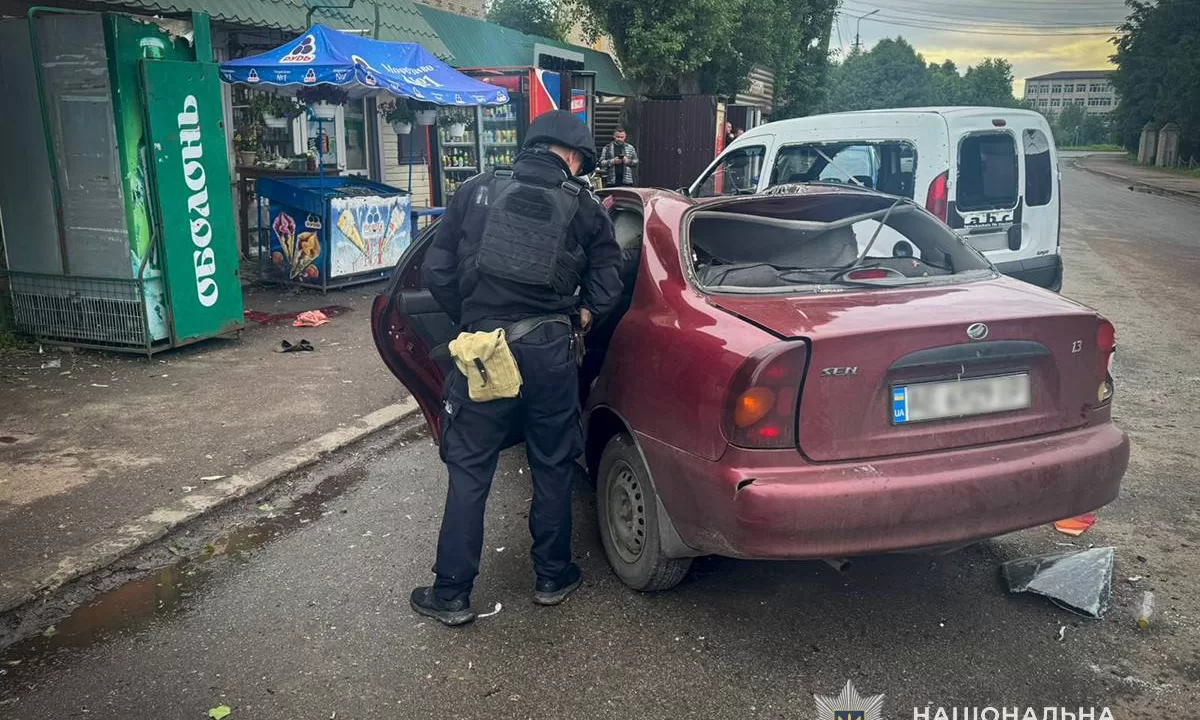 Пошкоджена внаслідок обстрілу автівка / Фото: ГУНП в Сумській області