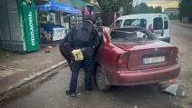 Пошкоджена внаслідок обстрілу автівка / Фото: ГУНП в Сумській області