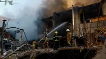 Рятувальники на місці російського удару по Києву / Фото: Reuters