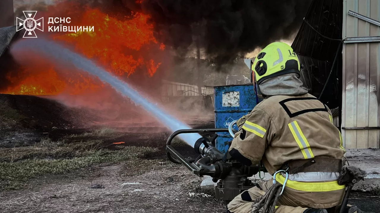 Ліквідація пожежі після атаки РФ / Фото архівне: ДСНС Київщини