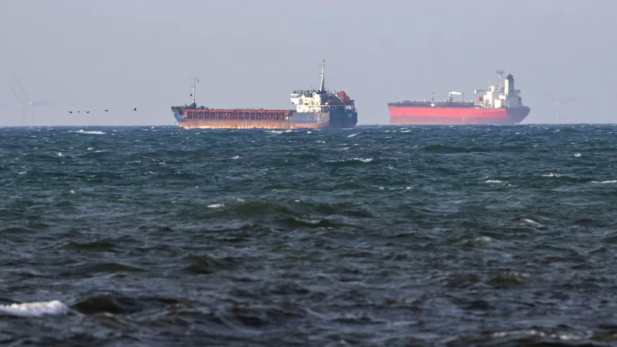 Затримані судна CAFFA (ліворуч) і «Sea Owl I» стоять на якорі поруч біля міста Треллеборг, Швеція, 13 березня 2026 року / Фото Reuters