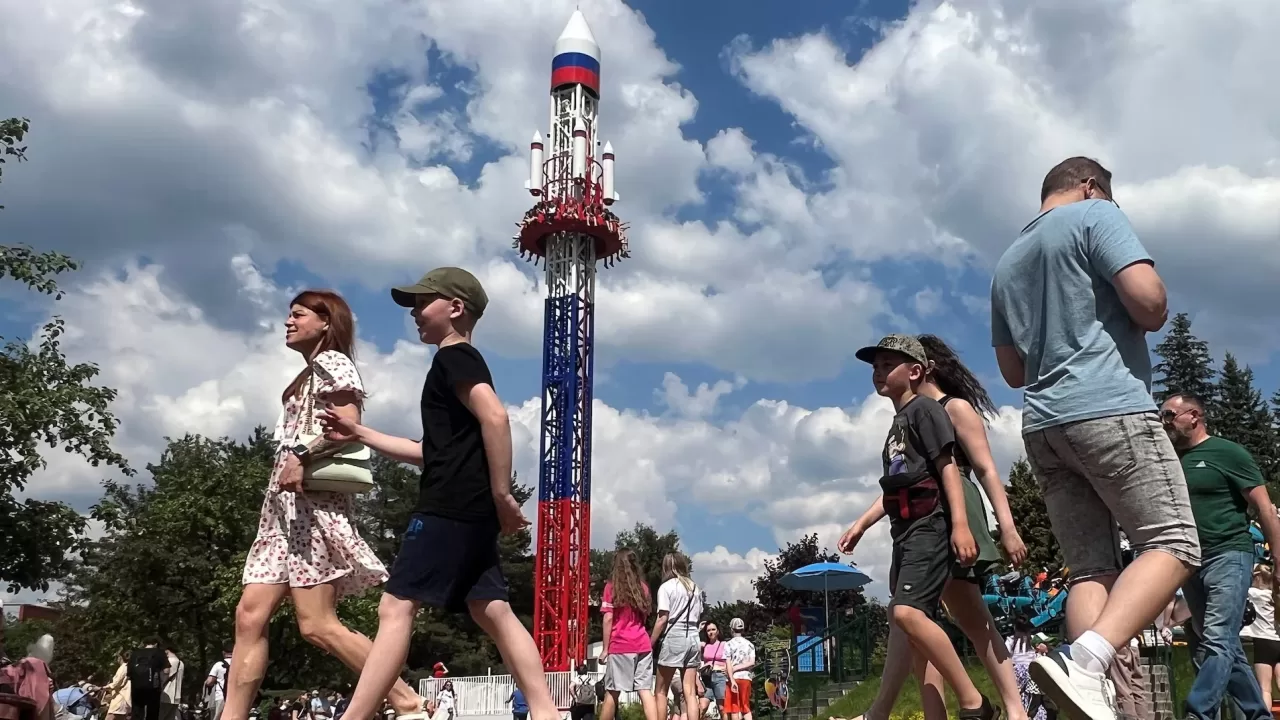 5 червня 2026 року люди проходять повз атракціон «Орешник», названий на честь гіперзвукової ракети з ядерною боєголовкою, у парку розваг у Санкт-Петербурзі / Фото: Reuters