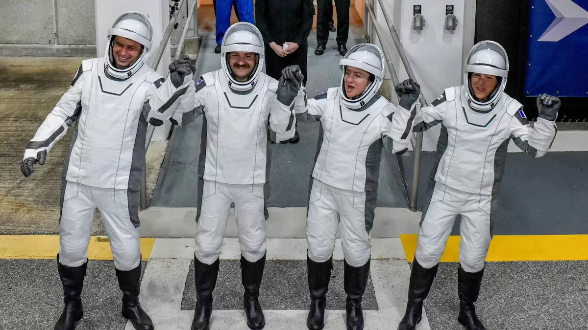 Члени екіпажу NASA Crew-12 виходять з будівлі управління та підготовки в Космічному центрі імені Кеннеді перед перевезенням до стартового комплексу № 40 напередодні запуску до Міжнародної космічної станції в мисі Канаверал, 13 лютого 2026 року / Фото: Reuters