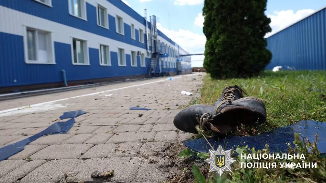 Станом на 19:35 відомо про чотирьох загиблих та дев'ятьох постраждалих працівників підприємства «Яготинське для дітей» у Броварському районі / Фото: Нацполіція