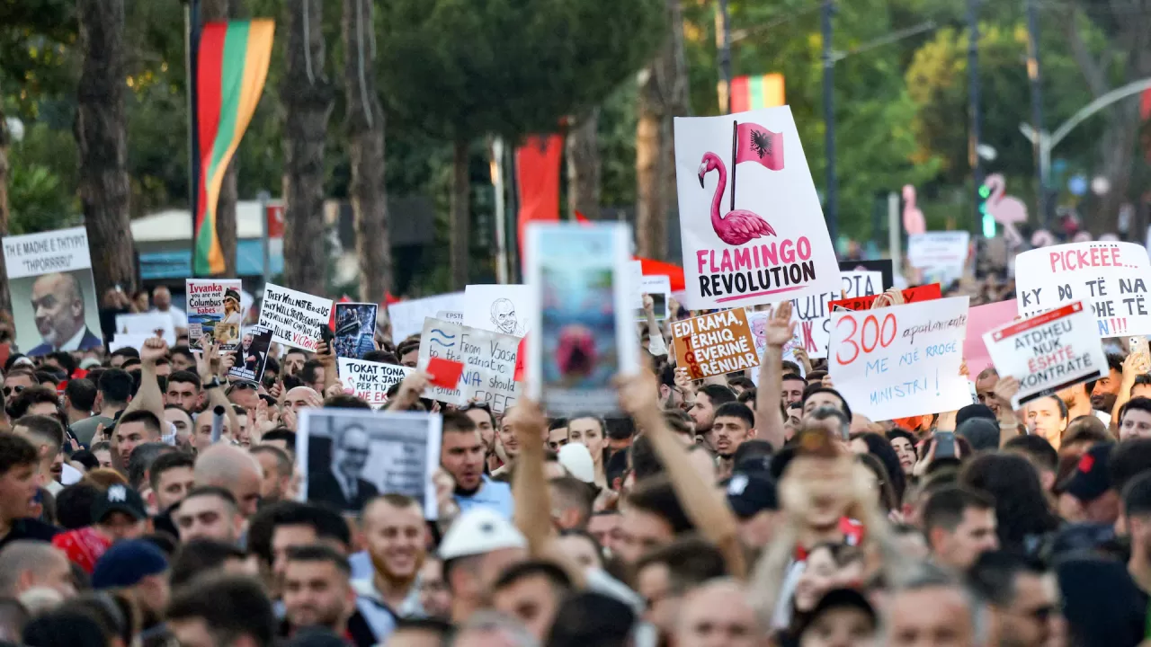 Учасники акції протесту в Тірані тримають плакати під час мітингу проти будівництва розкішного курортного комплексу, яке планує компанія, пов’язана із зятем Дональда Трампа Джаредом Кушнером, у екологічно вразливій частині Адріатичного узбережжя / Фото: Reuters