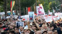 Участники акции протеста в Тиране держат плакаты во время митинга против строительства роскошного курортного комплекса, которое планирует компания, связанная с зятем Дональда Трампа Джаредом Кушнером, в экологически уязвимой части Адриатического побережья / Фото: Reuters