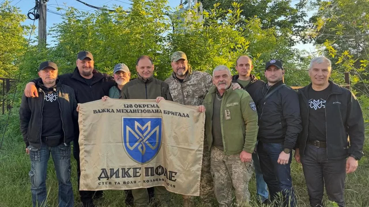 Підполковник Олег Тягнибок і бійці 128-ї окремої бригади «Дике Поле» / Фото: t.me/martsinkiv_ONLINE