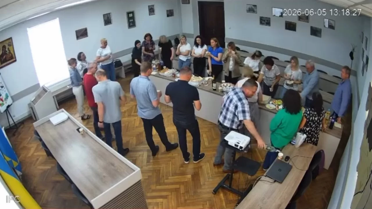Алкоголь, пицца и прямой эфир: в горсовете на Львовщине произошел курьезный инцидент / Скриншот