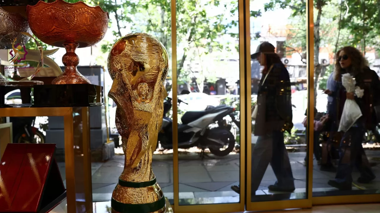 Репліка кубка чемпіонату світу з футболу FIFA виставлена у магазині в Тегерані, Іран, 23 квітня 2026 року / Фото: Majid Asgaripour/WANA