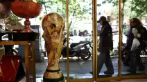 Репліка кубка чемпіонату світу з футболу FIFA виставлена у магазині в Тегерані, Іран, 23 квітня 2026 року / Фото: Majid Asgaripour/WANA