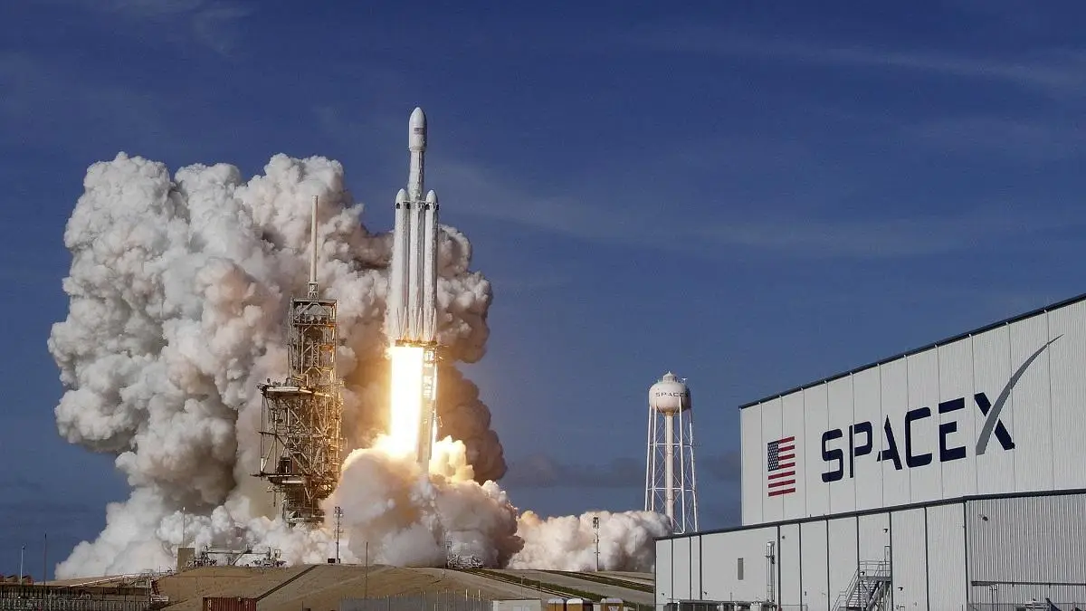 Тяжелая ракета Falcon 9 компании SpaceX стартует из Космического центра имени Кеннеди на мысе Канаверал. Илон Маск планирует привлечь 75 млрд долларов в рамках первичного размещения акций компании / Фото: SpaceX