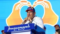 Премьер-министр Армении Никол Пашинян выступает перед сторонниками на предвыборном митинге партии «Гражданский договор» накануне парламентских выборов, которые состоятся 7 июня. На трибуне написано: «Мир» / Фото: Reuters