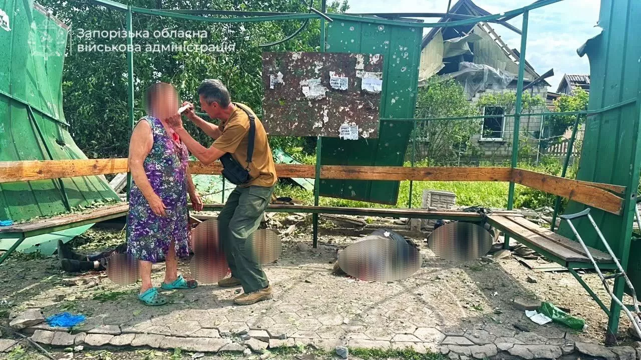 КАБ попал возле остановки в Запорожском районе: трое погибших, повреждены дома / Фото: Запорожская ОВА