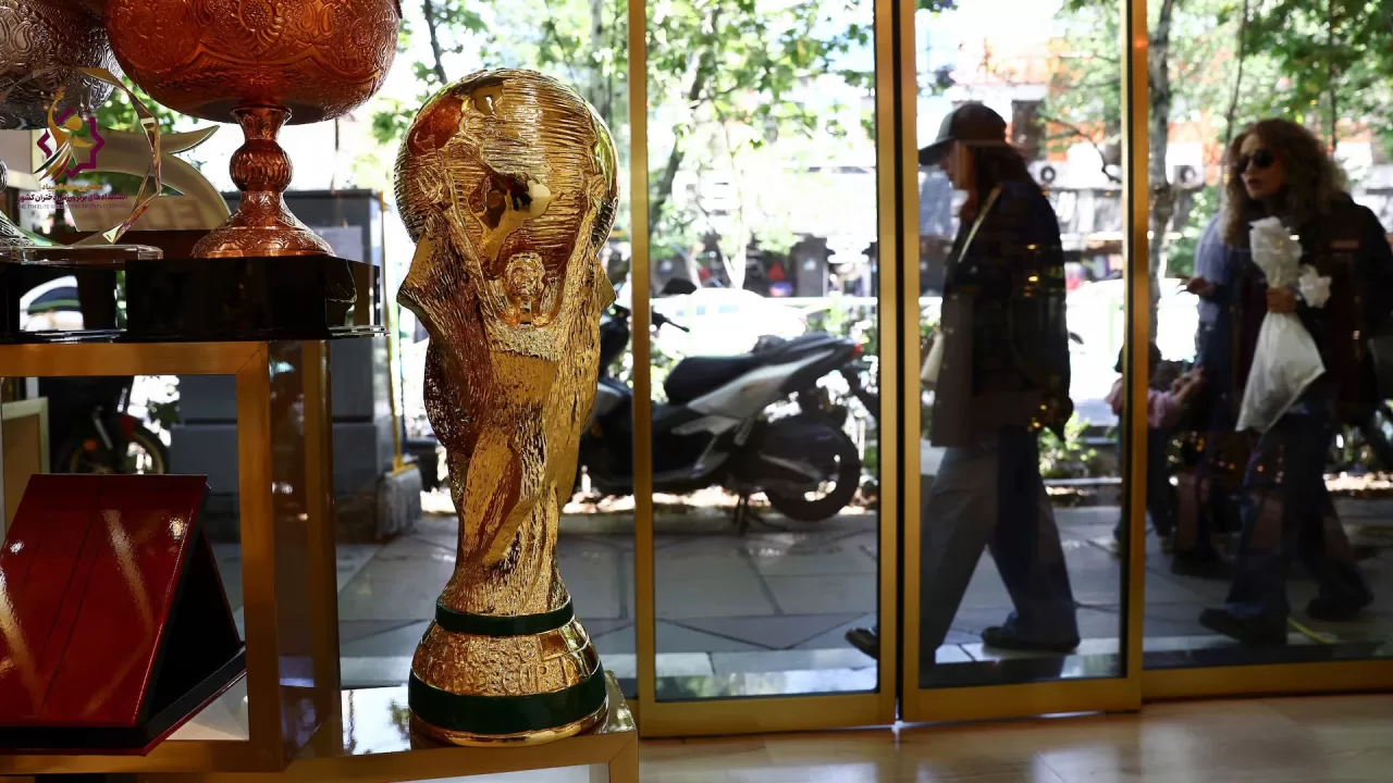 Реплика кубка чемпионата мира по футболу FIFA выставлена в магазине в Тегеране, Иран, 23 апреля 2026 года / Фото: WANA