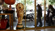 Репліка кубка чемпіонату світу з футболу FIFA виставлена у магазині в Тегерані, Іран, 23 квітня 2026 року / Фото: WANA