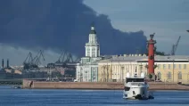 Над портом Санкт-Петербурга (Росія) видно стовп чорного диму після атаки українського безпілотника. 3 червня 2026 / Фото: AP