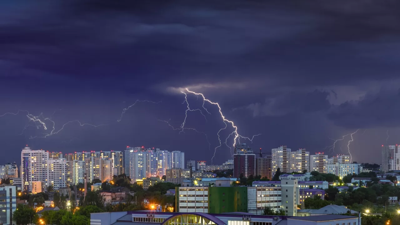 Блискавки над Києвом / Фото: DepositPhotos