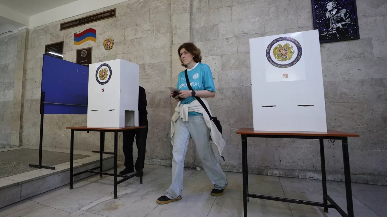 Виборці голосували на парламентських виборах у Вірменії, які можуть визначити подальший зовнішньополітичний курс країни / Фото: Reuters