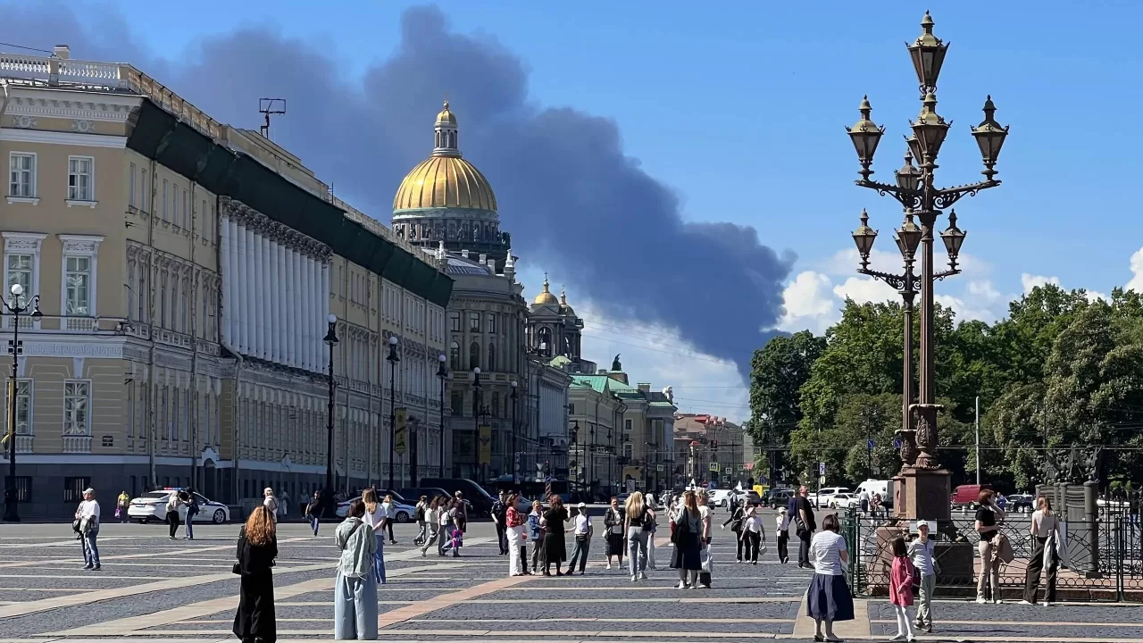 Дим після атак українських дронів у Санкт-Петербурзі, 3 червня 2026 / Фото: AP Photo