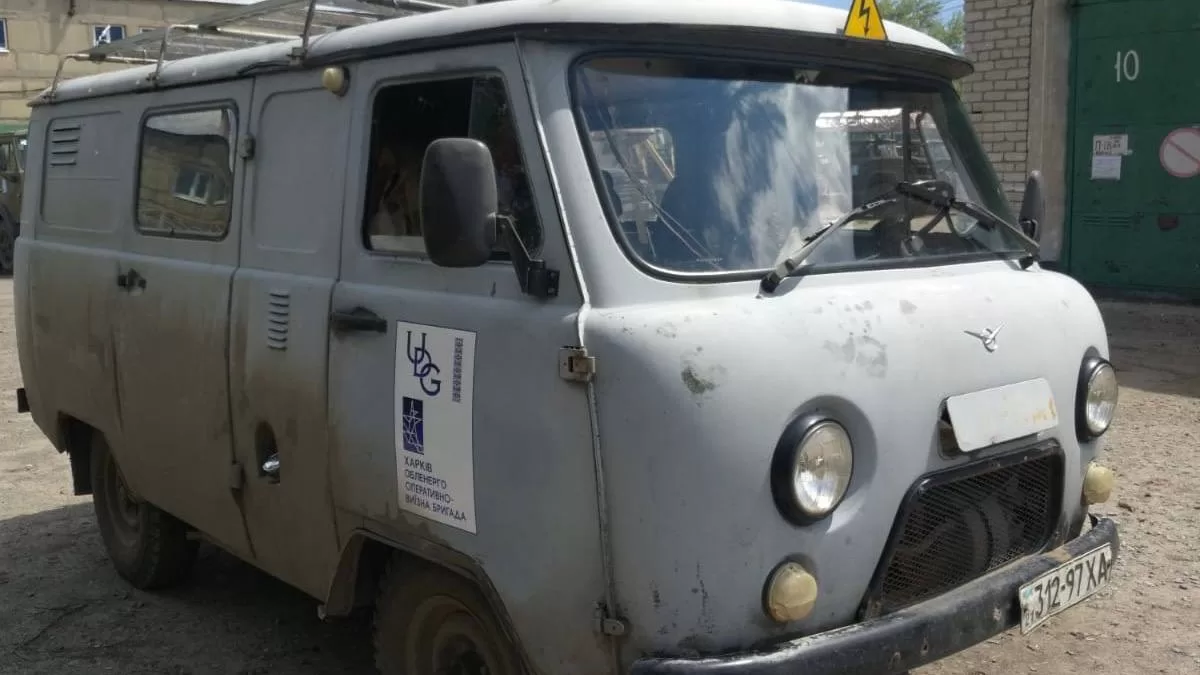 БПЛА вдарив поруч із автомобілем «Харківобленерго» під час виїзду на ремонт / Фото: Харківобленерго
