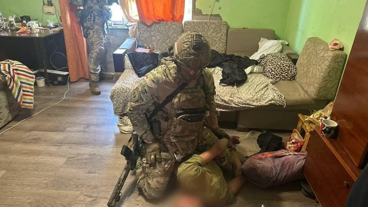 На Закарпатті озброєний чоловік взяв у заручники дружину з дитиною / Фото: Нацполіція