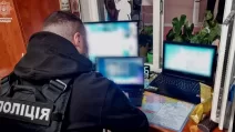 Поліцейський за комп'ютером / Фото ілюстративне: Нацполіція