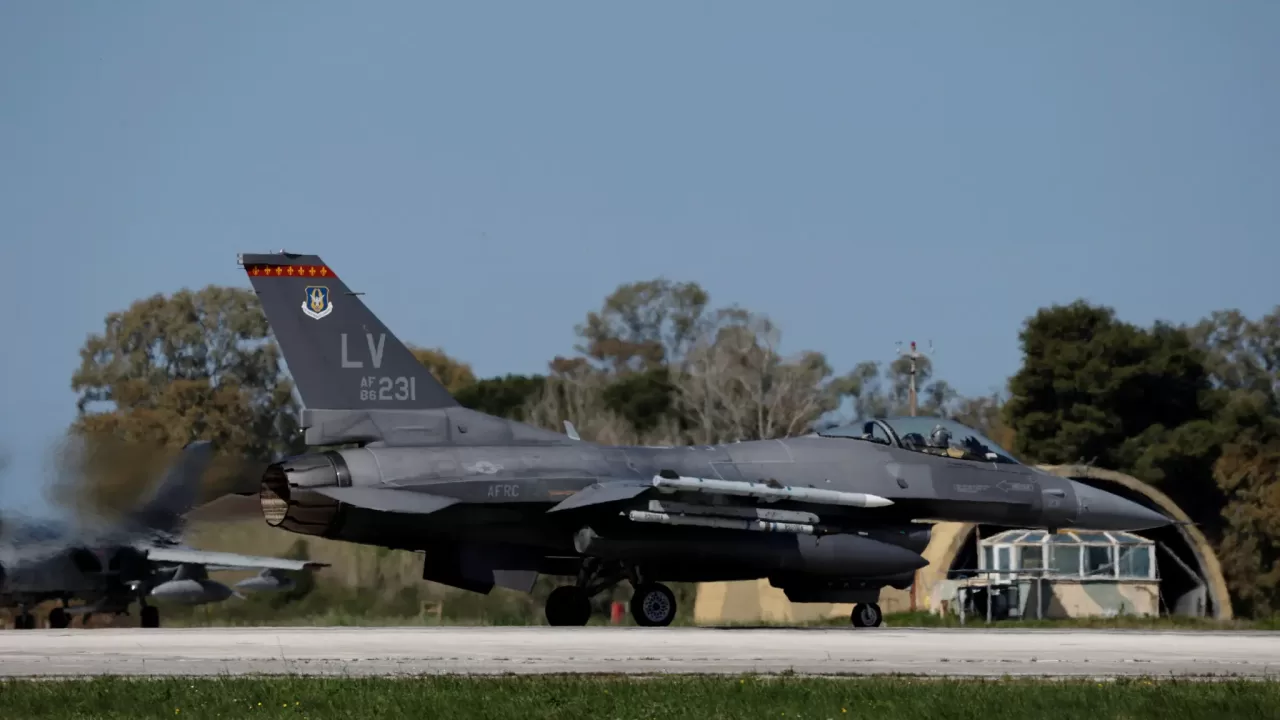 Американский F-16 на базе в Греции / Фото: Reuters