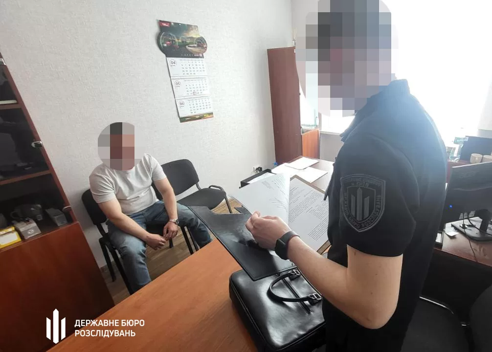 Оголошення підозри поліцейському / Фото: ДБР