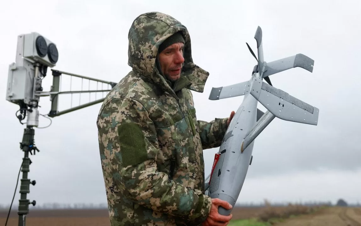 Український військовослужбовець Анатолій несе безпілотний літальний апарат-перехоплювач AS3, що входить до складу модульної системи протидії дронам MEROPS американського виробництва на базі штучного інтелекту, 10 квітня 2026 року / Фото: REUTERS/Valentyn Ogirenko