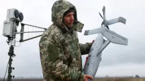 Украинский военнослужащий Анатолий несет беспилотный летательный аппарат-перехватчик AS3, входящий в состав модульной системы противодействия дронам MEROPS американского производства на базе искусственного интеллекта, 10 апреля 2026 года / Фото: REUTERS/Valentyn Ogirenko