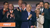 Виктор Орбан реагирует на аплодисменты людей после объявления предварительных результатов парламентских выборов в Будапеште, 12 апреля 2026 года / Фото: Reuters