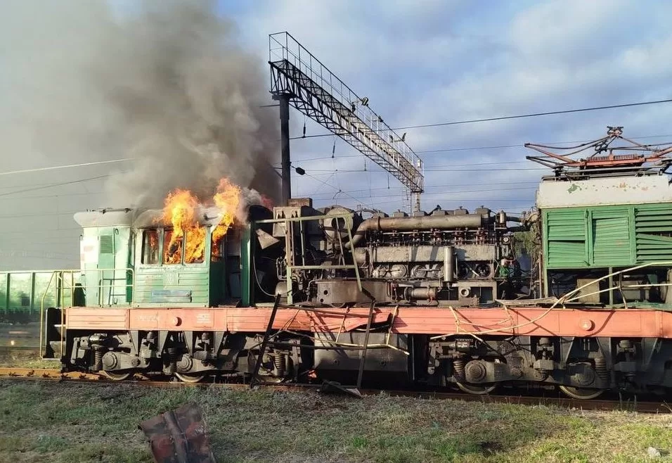 В Харьковской области в результате атаки БПЛА повреждены локомотивы и ранены два железнодорожника / Фото: t.me/MinDevUA